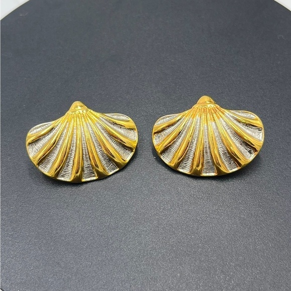Large Seashell Shiny Polished Gold tone Textured Silver tone  Clip Earrings - Picture 7 of 15